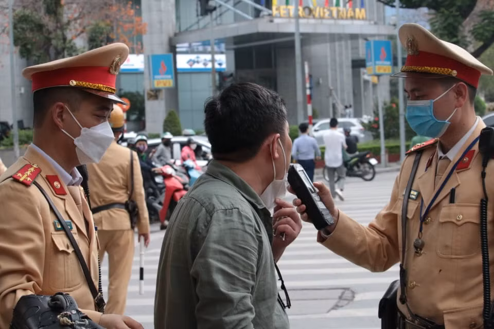 Tổ CSGT kiểm tra nồng độ cồn lái xe.