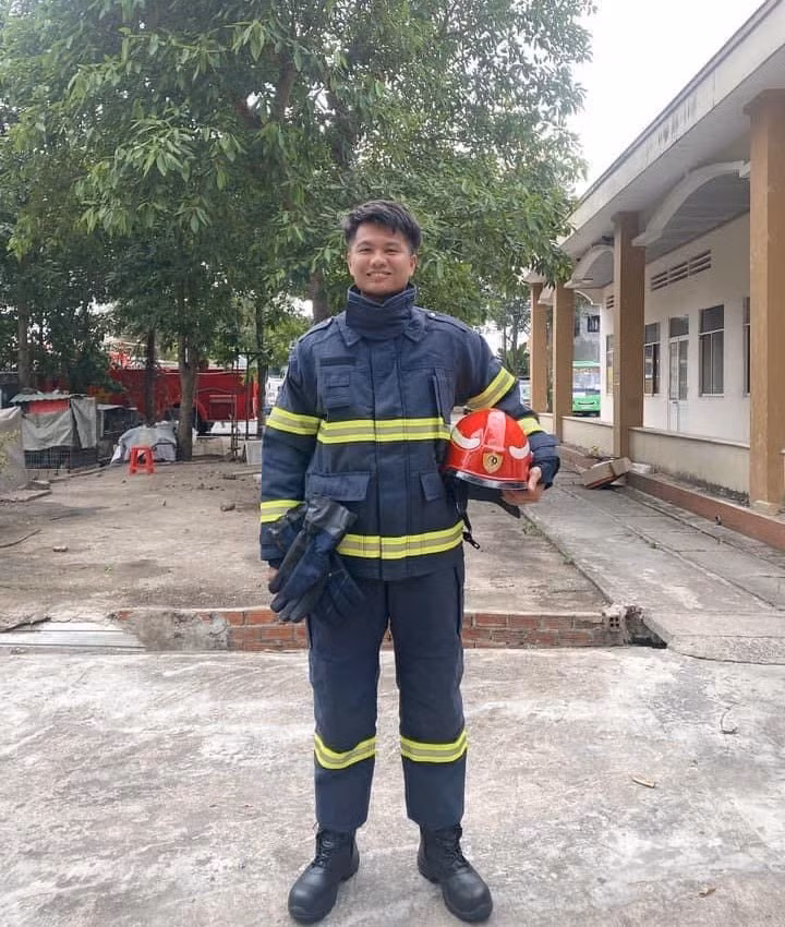 Anh Trung úy Cảnh sát cứu nạn cứu hộ dũng cảm, nghĩa hiệp, cứu giúp người -0