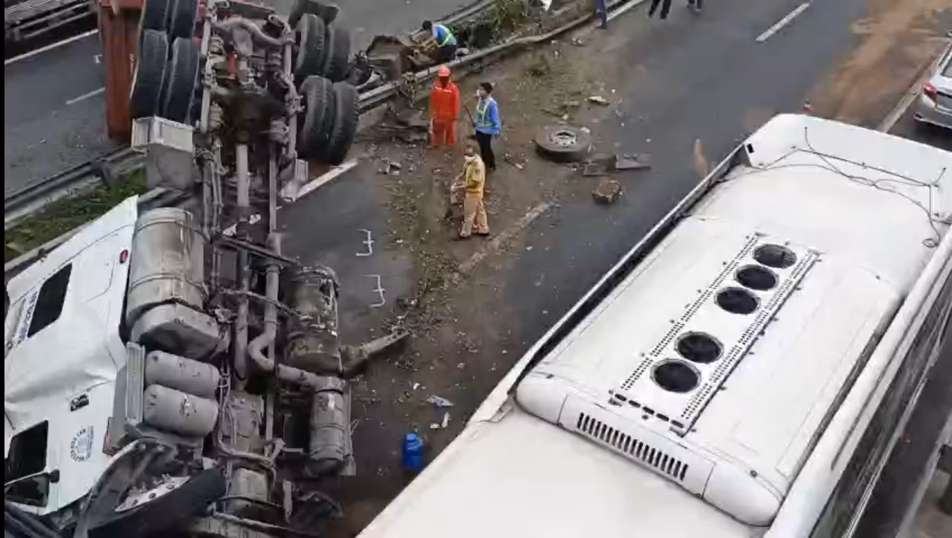 Xe đầu kéo cày nát dải ta-luy trên cao tốc thành phố Hồ Chí Minh - Trung Lương -1