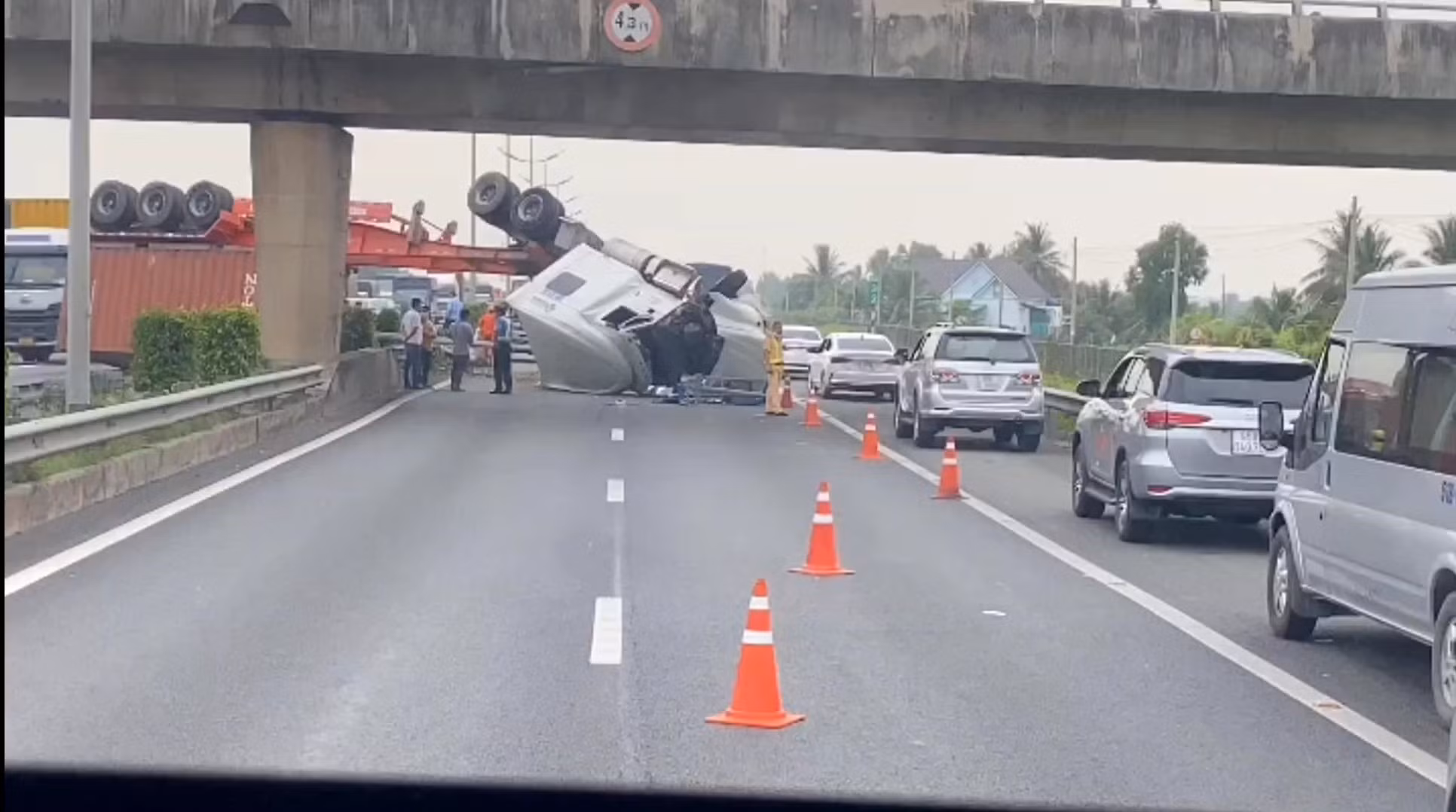 Xe đầu kéo cày nát dải ta-luy trên cao tốc thành phố Hồ Chí Minh - Trung Lương -0