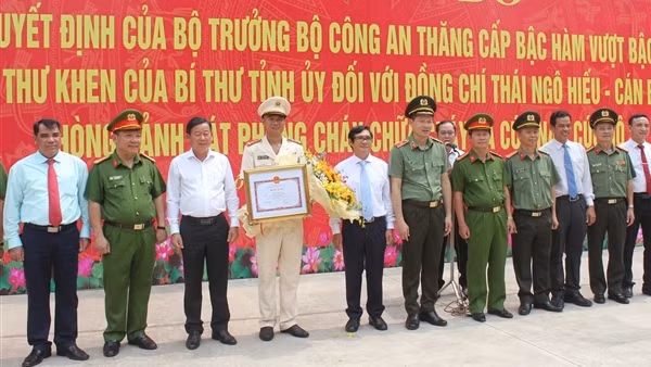 Trao Quyết định của Bộ trưởng về thăng cấp hàm vượt bậc cho đồng chí Thái Ngô Hiếu