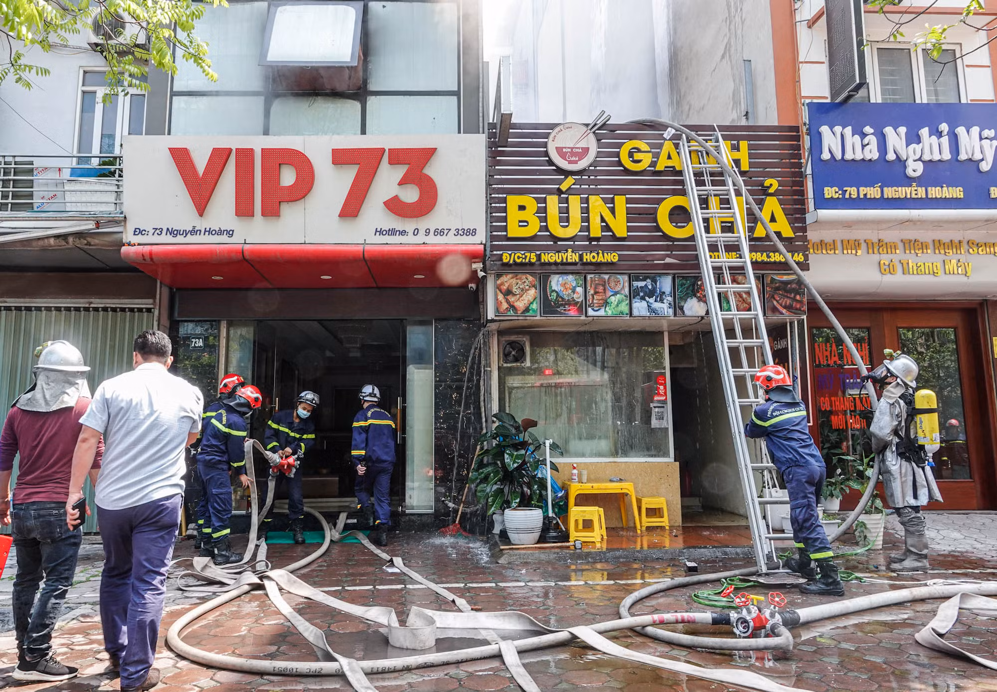 Quán bún chả phát hỏa giữa trưa -0