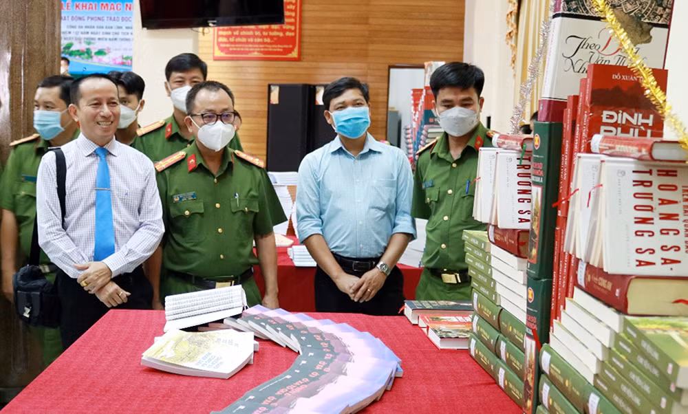 Gần 900 đầu sách tham gia Hội sách Cao đẳng CSND II -0