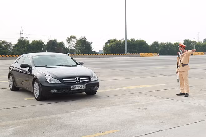 Ngày mùng 1 Tết, tuyến cao tốc Hà Nội - Hải Phòng không khí làm việc của CSBCS Cảnh sát giao thông vẫn khẩn trương, nghiêm túc.