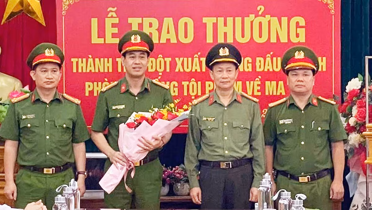 Thưởng nóng các tập thể, cá nhân phá án ma túy -0