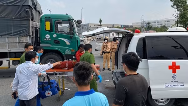 Xe tải tông xe đầu kéo rồi lao thẳng vào cây xăng ảnh 3