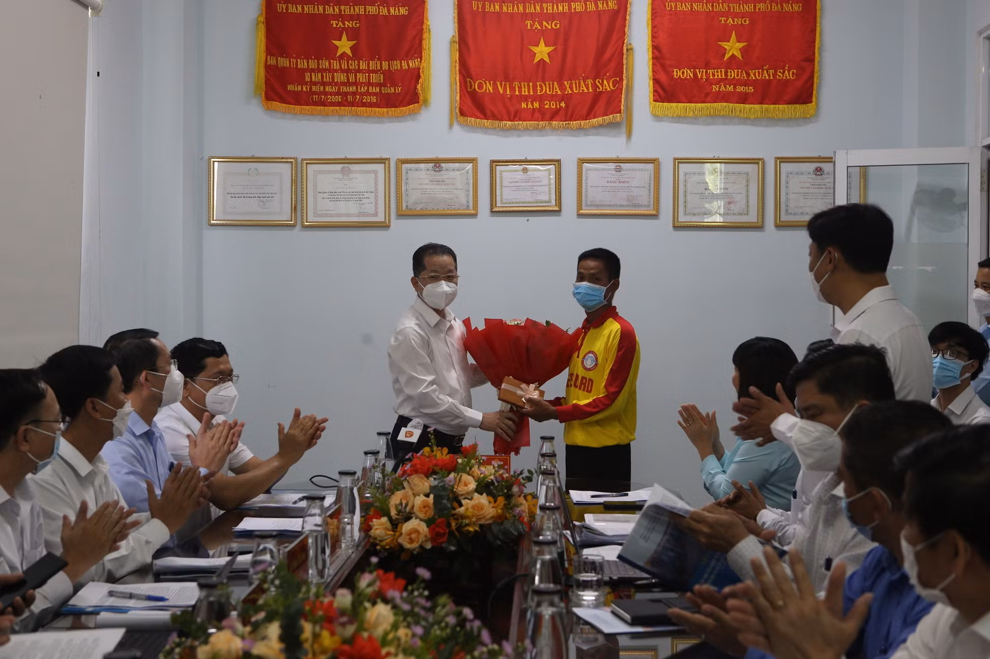 Khen thưởng nhân viên bãi tắm ở Đà Nẵng cứu 4 du khách bị sóng cuốn trôi -0
