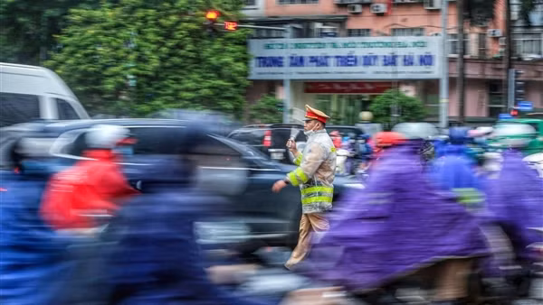 Hà Nội tắc đường, CSGT đội mưa phân luồng trong cái rét nàng Bân