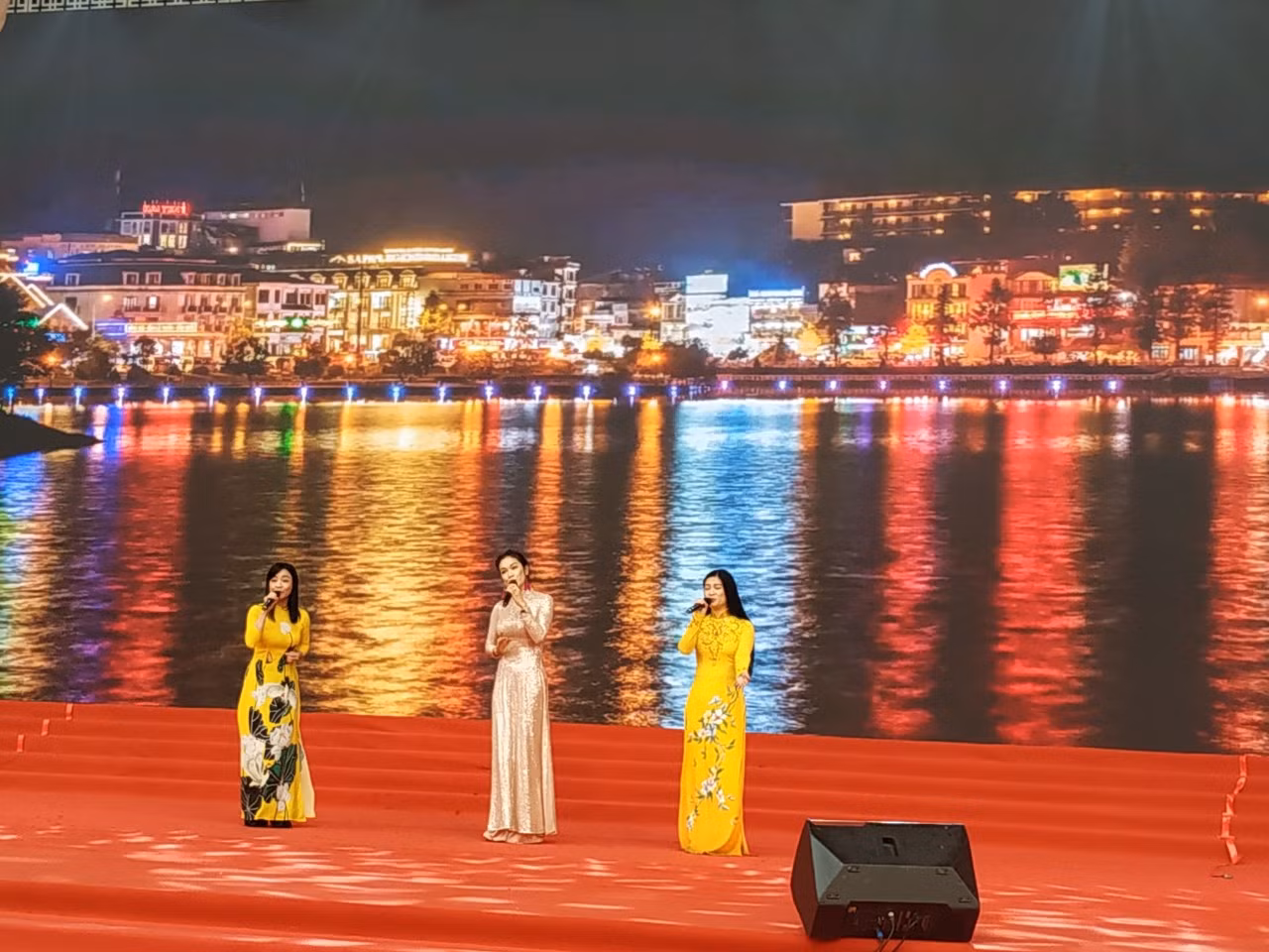 Rộn ràng gala Tiếng hát người làm báo -0