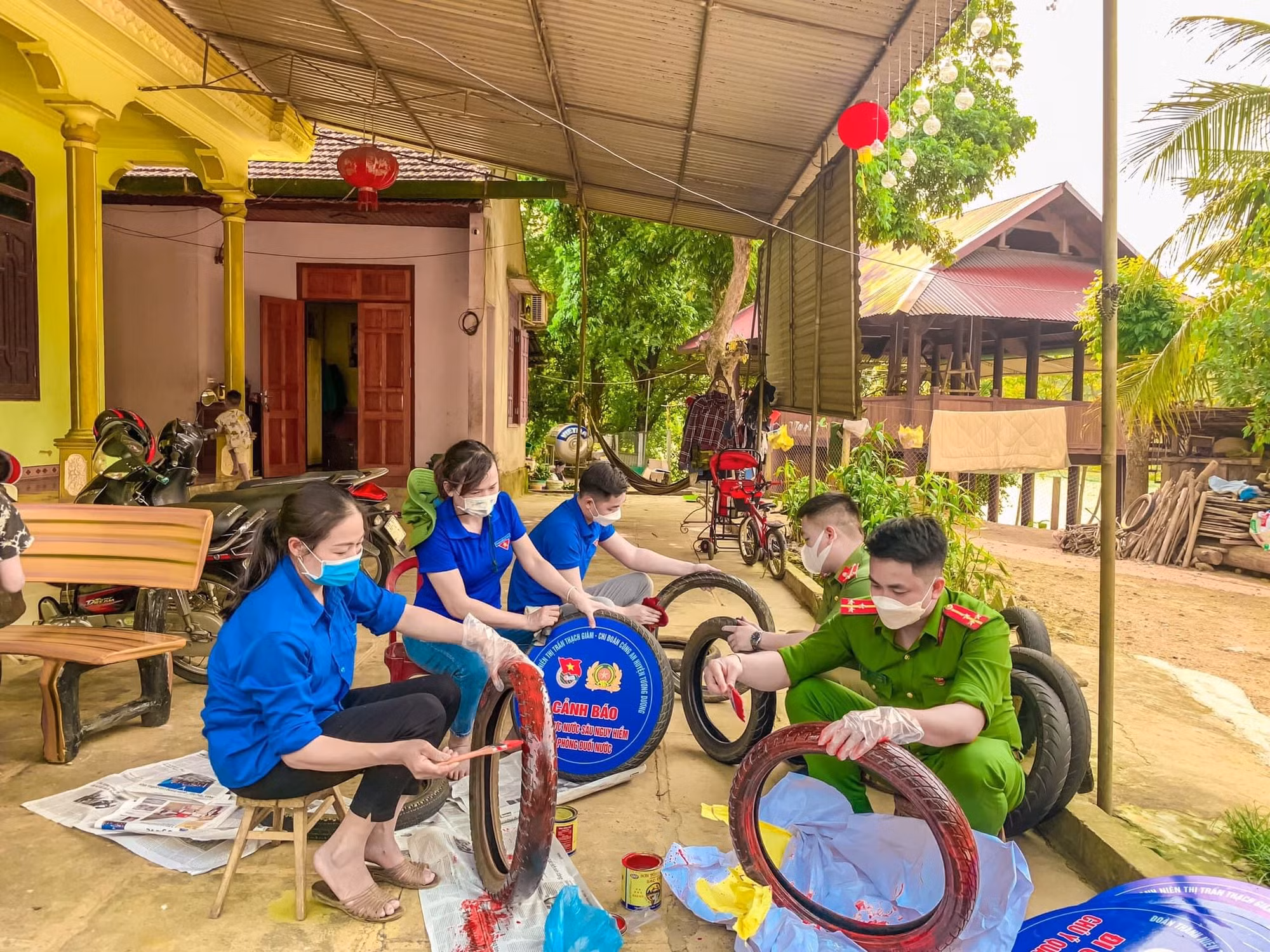 Cảnh sát “hô biến” lốp xe hỏng thành biển báo giao thông thú vị -0