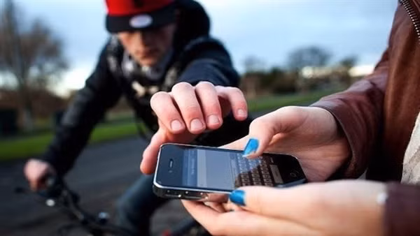 Giả khách mua hàng rồi cướp giật Iphone ảnh 3