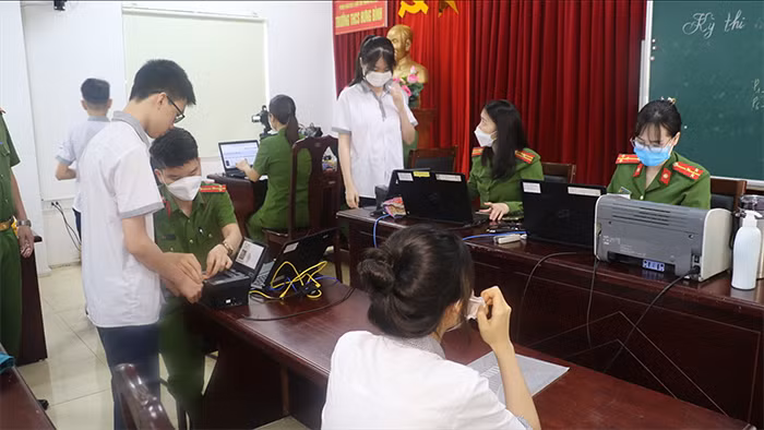Công an TP Vinh cấp căn cước công dân và định danh điện tử cho học sinh tại trường học -0