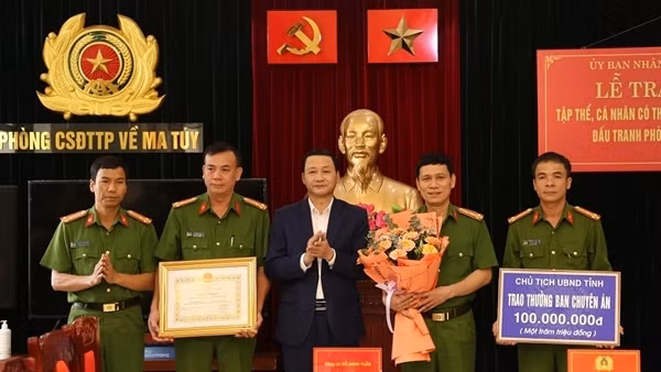 Truy tặng Huân chương chiến công hạng Ba cho Trung tá Vi Văn Luân ảnh 3