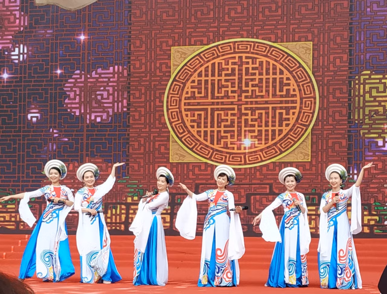 Rộn ràng gala Tiếng hát người làm báo -0