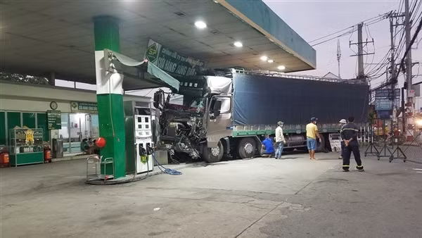 Xe tải tông xe đầu kéo rồi lao thẳng vào cây xăng