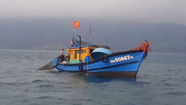 Bắt quả tang tàu giã cào hoạt động trái phép trên vùng biển Thừa Thiên-Huế