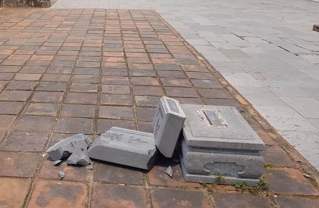 Truy tìm thủ phạm làm đổ gãy bia đá tại di tích Phu Văn Lâu -0