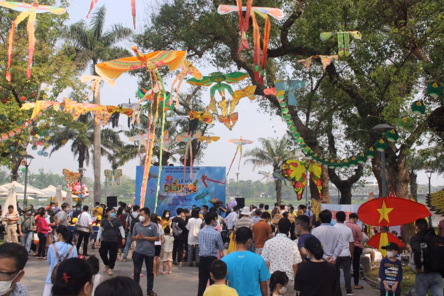 Lễ hội Diều Huế 2022 thu hút đông đảo du khách, người dân -0
