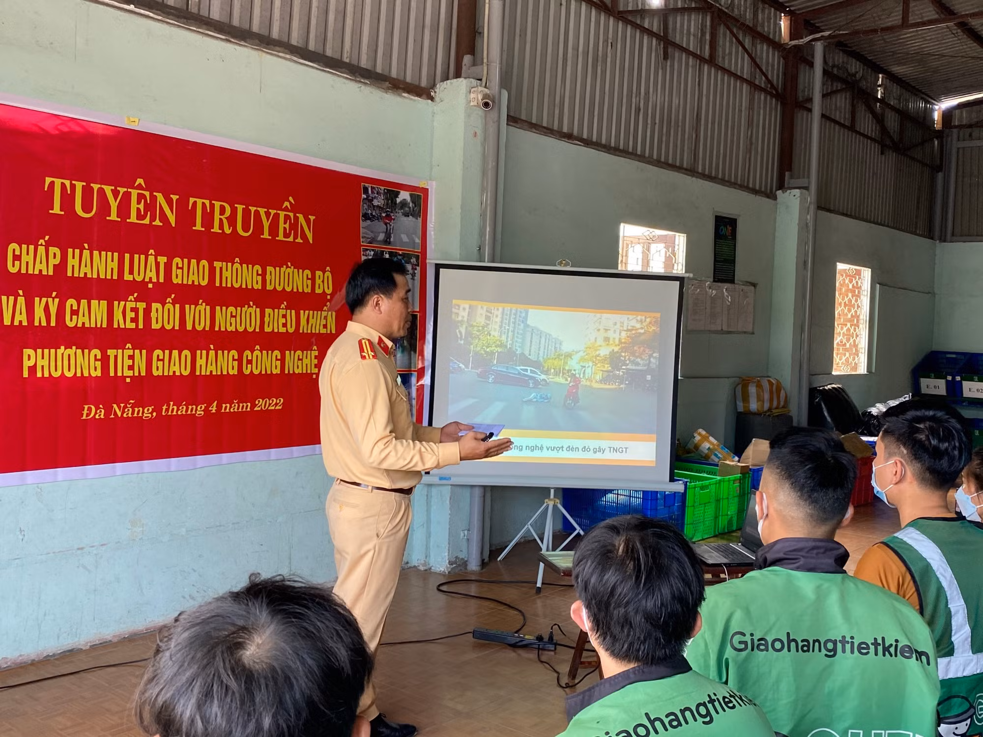 CSGT Đà Nẵng “trang bị” kiến thức Luật an toàn giao thông cho tài xế xe công nghệ, doanh nghiệp vận tải -0
