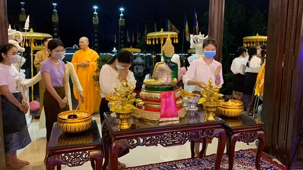 Hàng trăm sinh viên Lào đón Tết Bunpimay trên Cố đô Huế