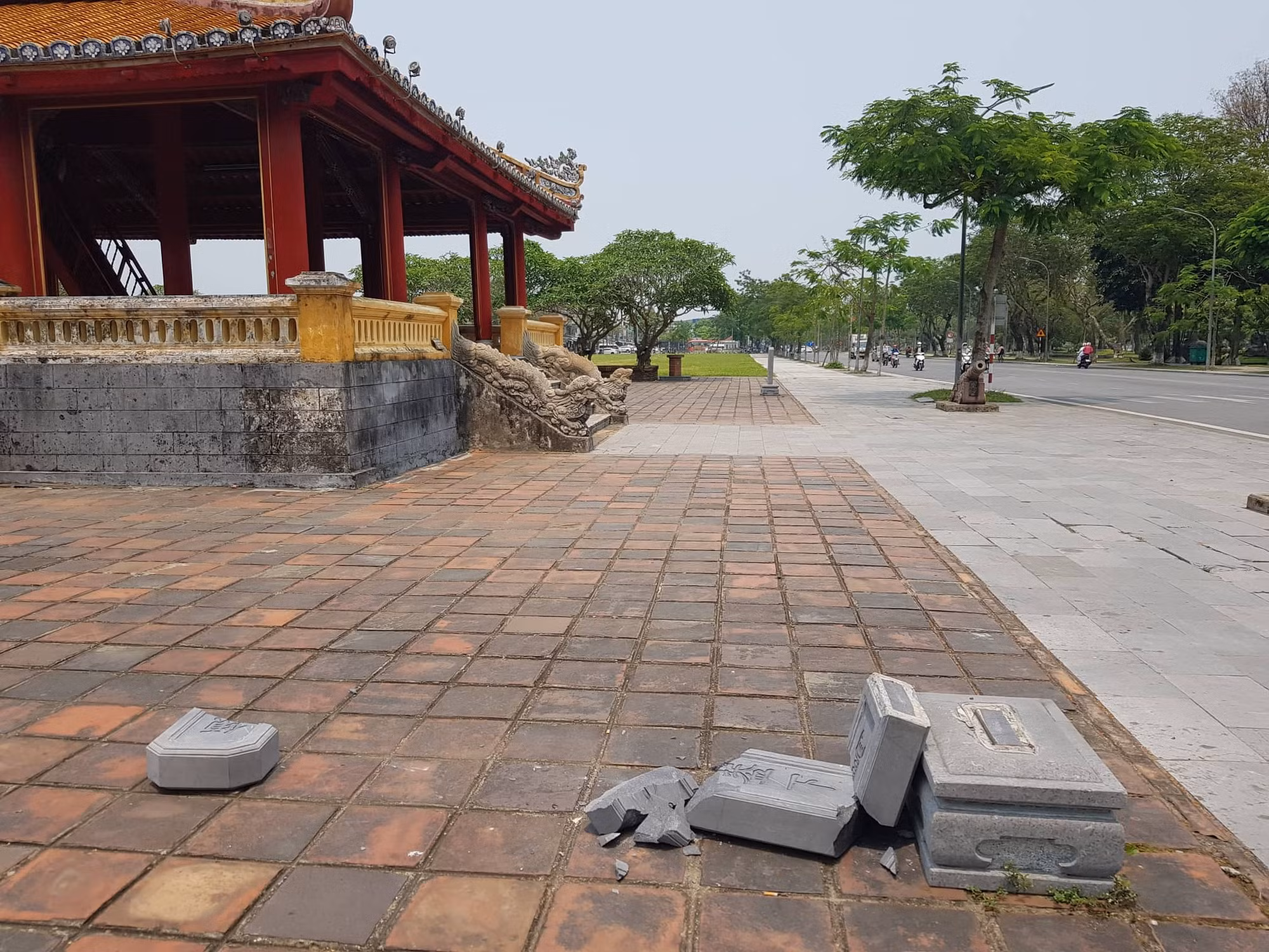 Truy tìm thủ phạm làm đổ gãy bia đá tại di tích Phu Văn Lâu -0