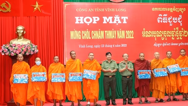 Trao tặng quà nhân dịp Tết Chôl Chnăm Thmây của đồng bào dân tộc Khmer ảnh 8