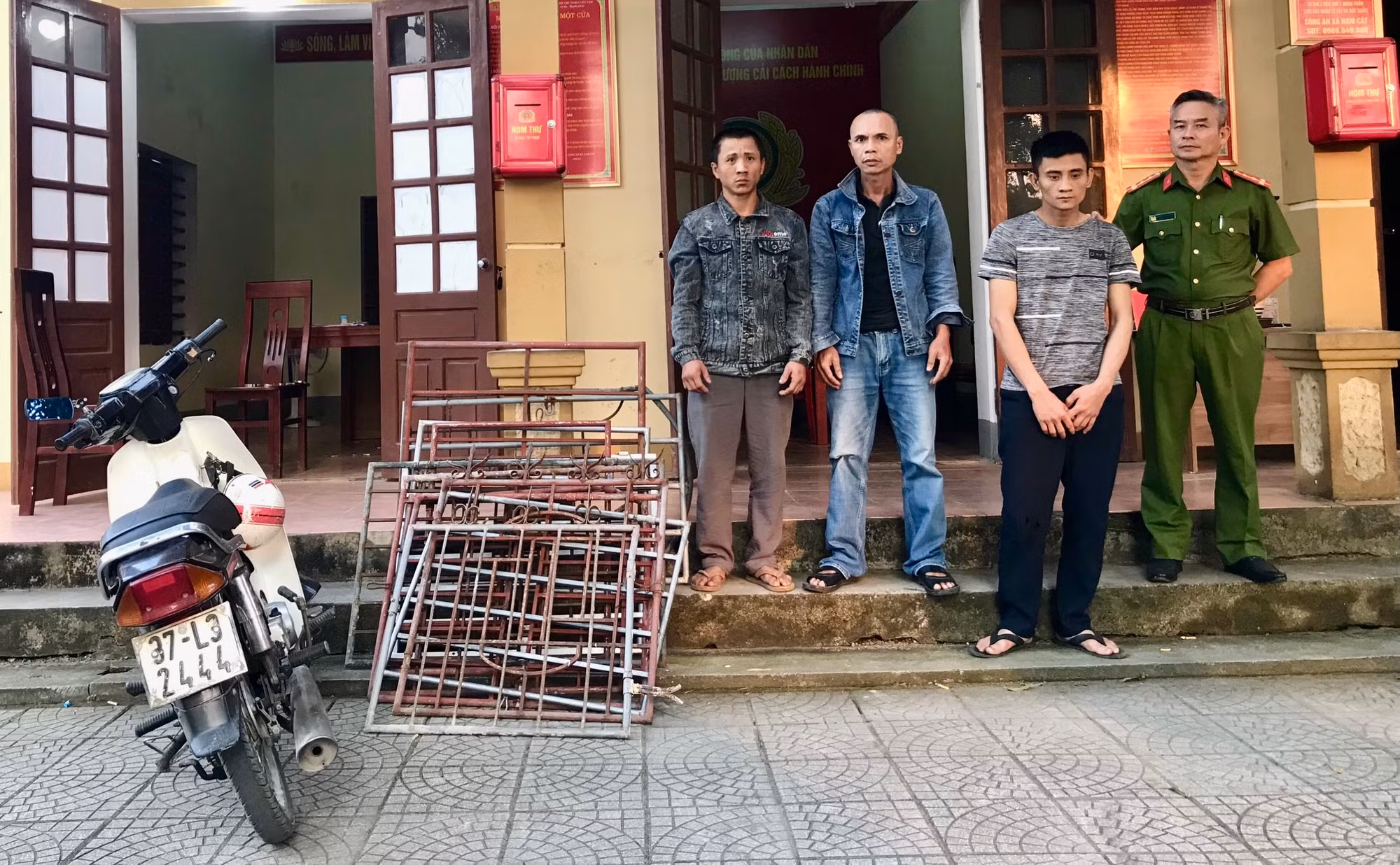 Ba con nghiện lập nhóm đột nhập nhà trọ trộm xe máy ảnh 2