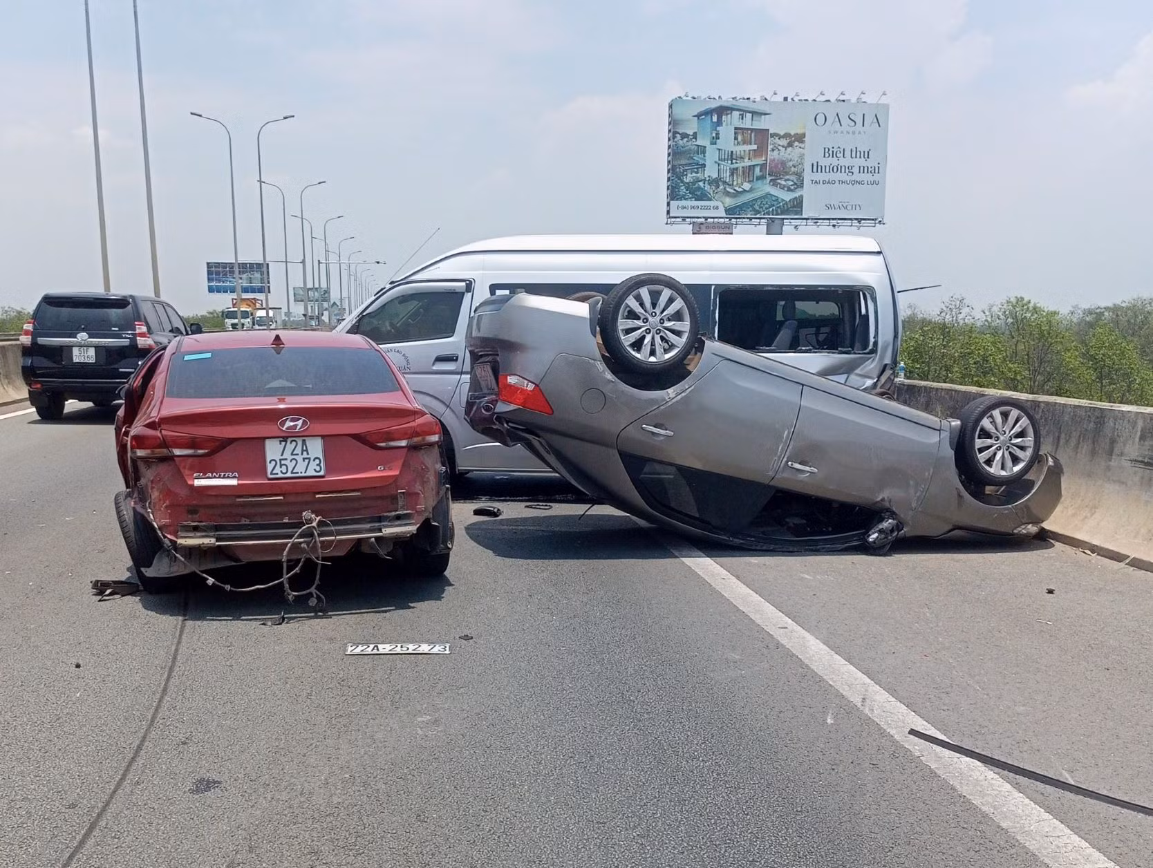 Va chạm trên cao tốc TP Hồ Chí Minh-Long Thành-Dầu Giây, 3 xe hư hỏng -0