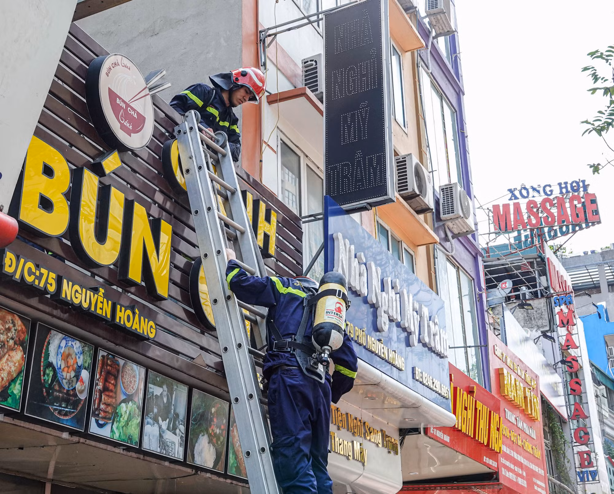 Quán bún chả phát hỏa giữa trưa -1