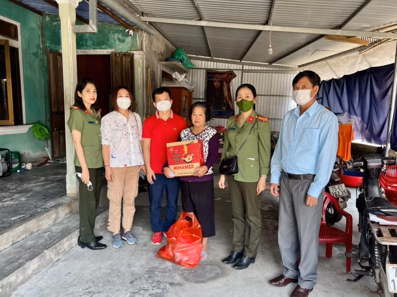 Trao hàng trăm suất quà đến người dân chịu thiệt hại do mưa lũ trái mùa -0