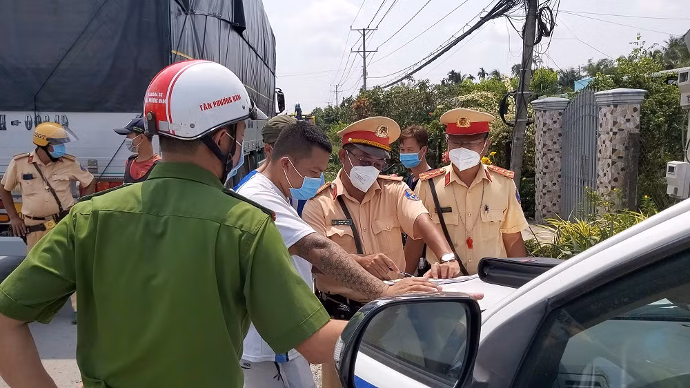 Chở quá tải 112%, tài xế chây ì quyết không cho cân xe -0