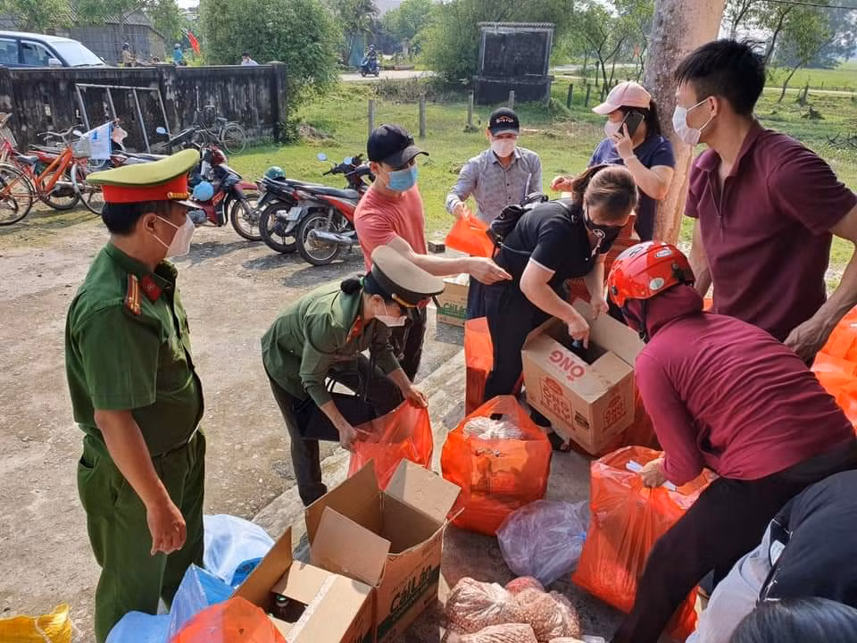 Trao hàng trăm suất quà cho người dân chịu thiệt hại mưa lũ trái mùa -0