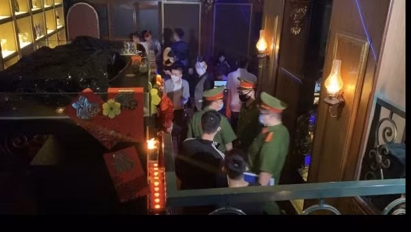 Kiểm tra 17 quán bar, thu giữ 42 bình “khí cười”