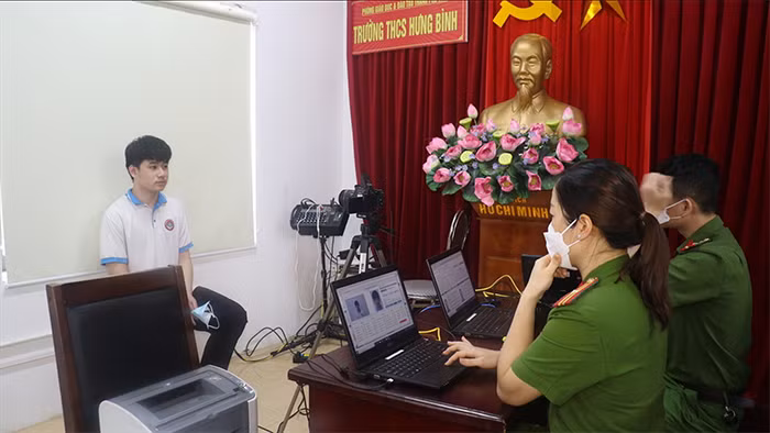 Công an TP Vinh cấp căn cước công dân và định danh điện tử cho học sinh tại trường học -0