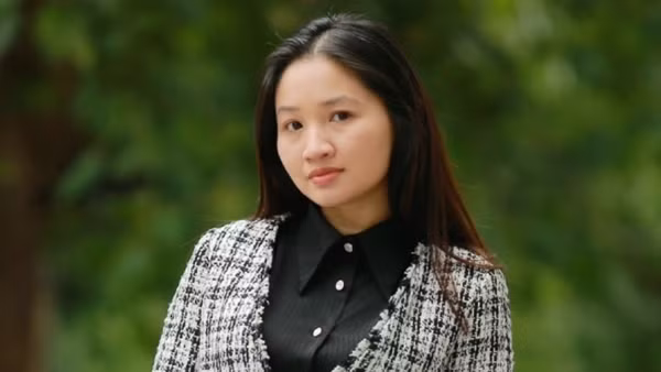 Nhà thơ Hoàng Việt Hằng: Mồ hôi thấm trên trang giấy ảnh 2