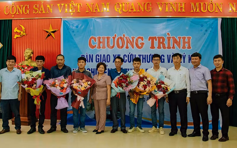Bác sỹ trao tặng xe cứu thương vận chuyển bệnh nhân nghèo -0
