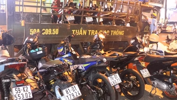 “Quái xế” náo loạn trên phố đi bộ Nguyễn Huệ