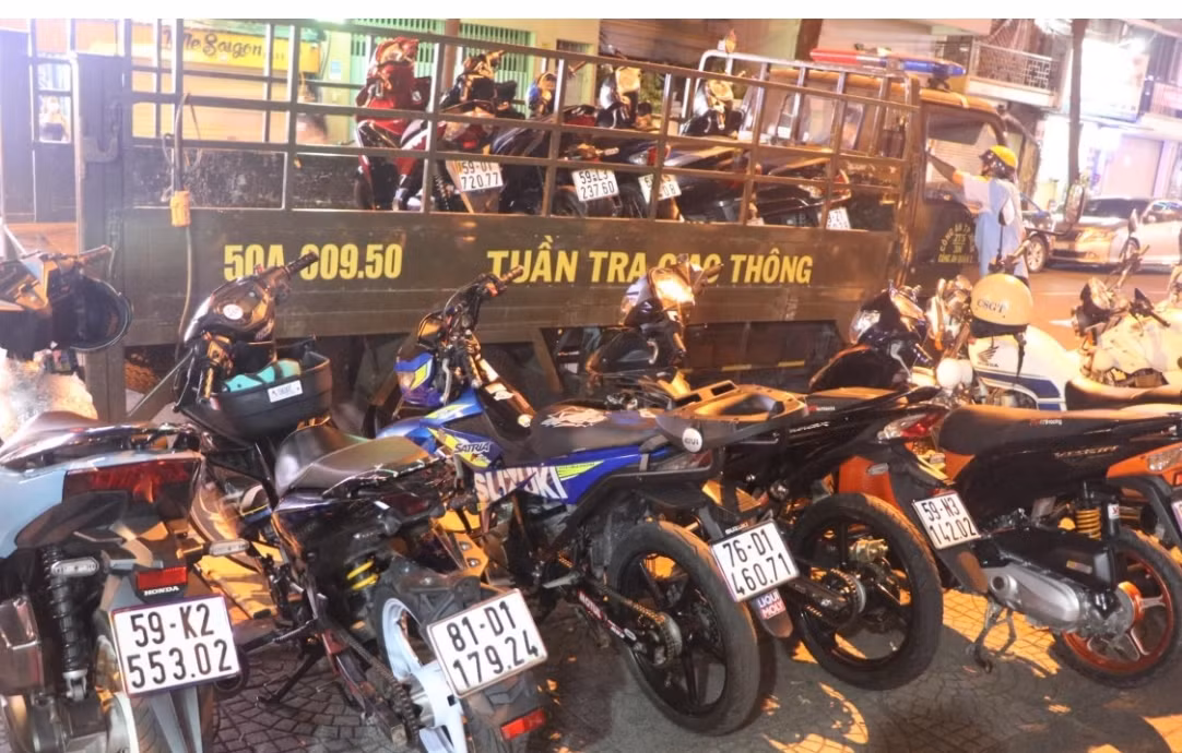 “Quái xế” khoe xế độ gây náo loạn trên phố đi bộ Nguyễn Huệ -0