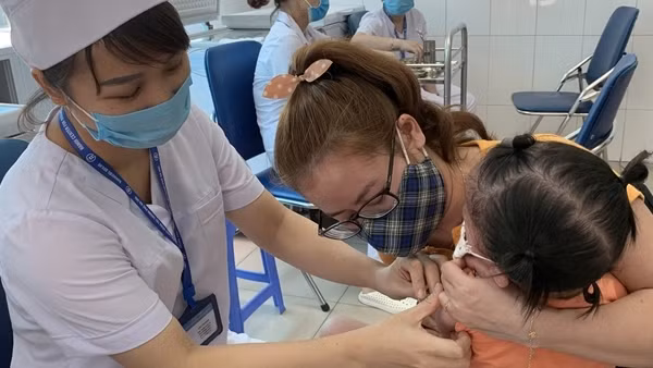 Cả nước ghi nhận 10 ca COVID-19 tử vong, ca mắc mới tiếp tục giảm sâu ảnh 3