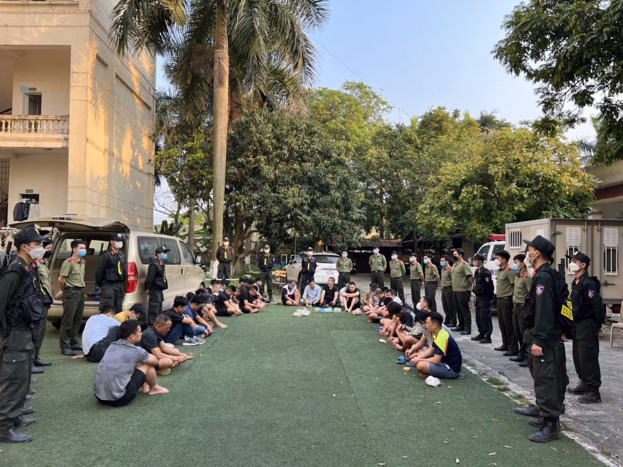 Hơn 100 cán bộ, chiến sĩ ập vào sới bạc gà trong trang trại -0