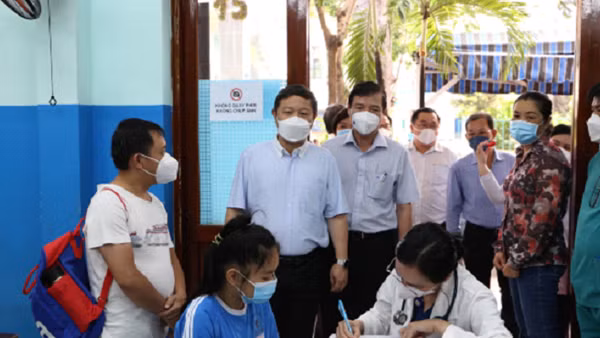 Cả nước có hơn 12.400 trẻ đã tiêm mũi 1 vaccine phòng COVID-19 ảnh 2