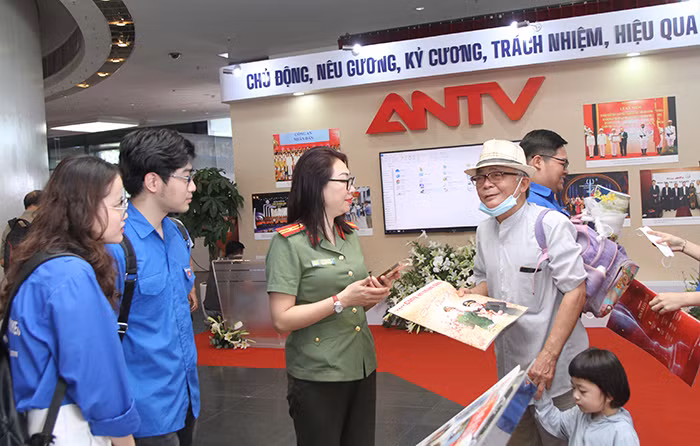 Gian trưng bày Báo CAND trang trọng, gây hứng thú với độc giả -0
