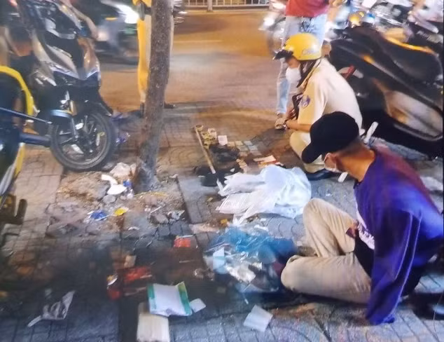 CSGT phát hiện đối tượng vi phạm luật giao thông mang theo 2 khẩu súng -0