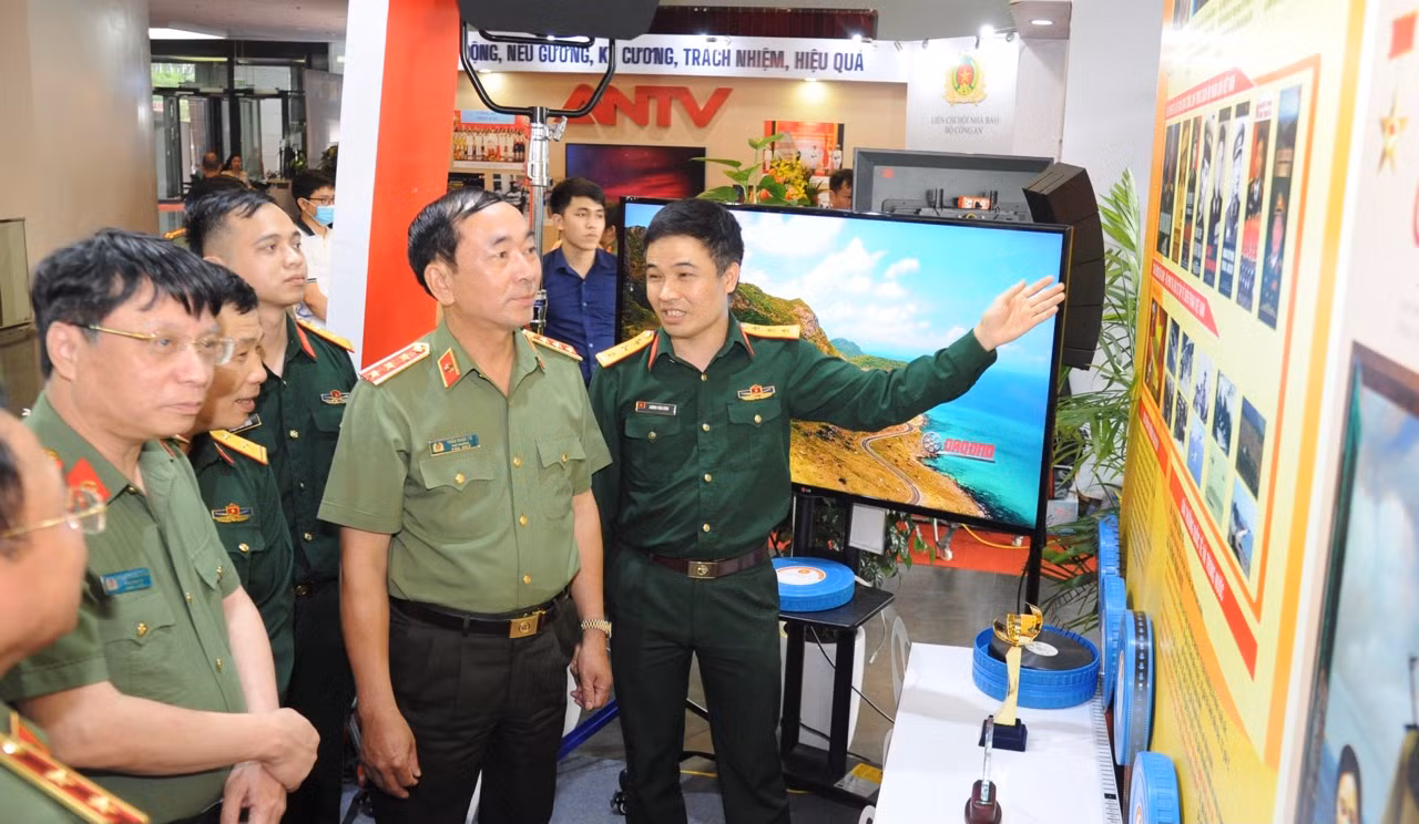 Thứ trưởng Trần Quốc Tỏ thăm, chúc mừng Báo chí CAND -0