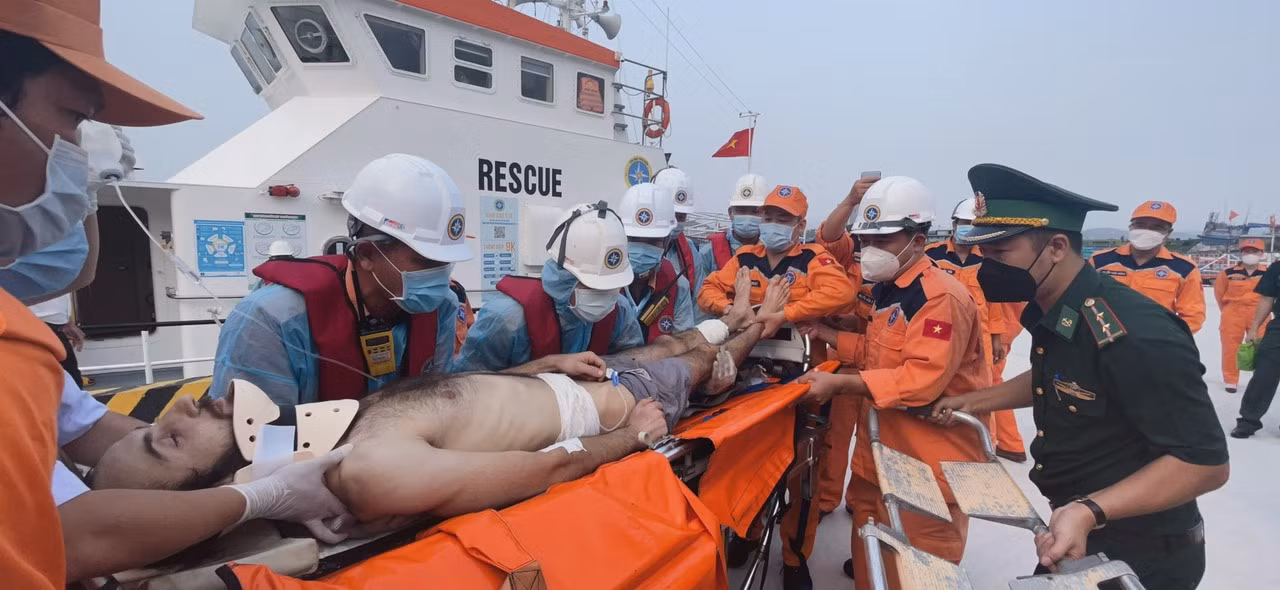 Kịp thời cứu nạn thủy thủ nước ngoài chấn thương nặng giữa biển khơi -0