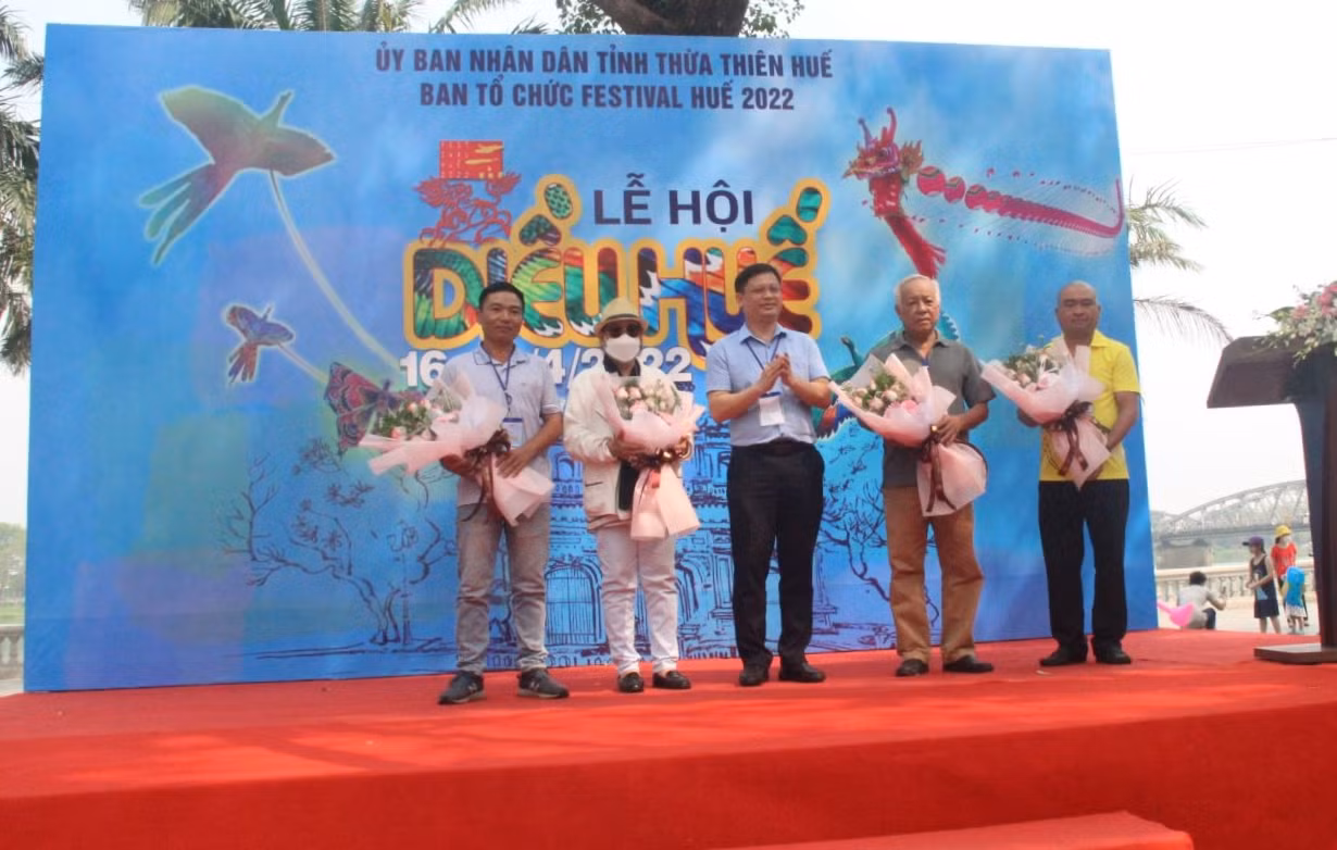 Lễ hội Diều Huế 2022 thu hút đông đảo du khách, người dân -0