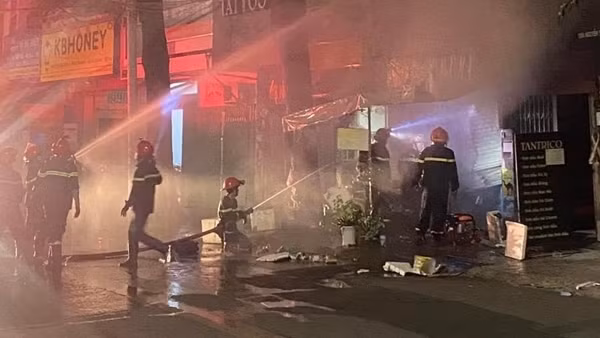 Quán bún chả phát hỏa giữa trưa ảnh 4
