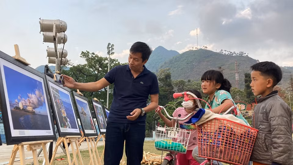 Triển lãm ảnh về tuổi trẻ, chủ quyền biển, đảo trên cực Bắc Tổ quốc -0