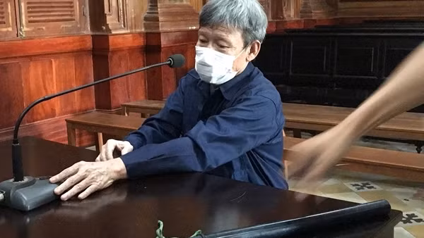 Trốn truy nã 20 năm, lên truyền hình nhận tuyên dương thì bị phát hiện