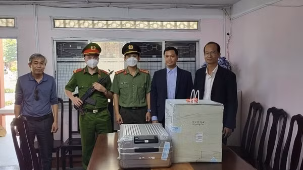 Hai cổ vật triều Nguyễn trúng đấu giá từ Tây Ban Nha đã về đến Huế